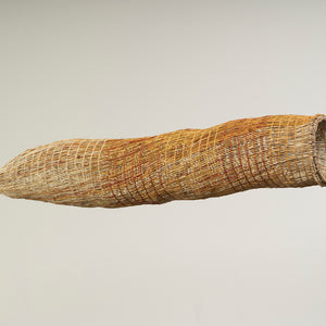 Lorna Jin-gubarrangunyja, An-gujechiya (1025-24), 2024, Pandanus and Bush Cane with natural dyes, 142 x 22 x 22 cm