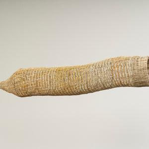 Maureen Ali, An-gujechiya (1086-24), 2024, Pandanus and Kurrajong with natural dyes, 172 x 23 x 23 cm