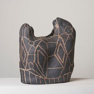 Pepai Jangala Carroll, Walungurru (664C-19), 2019, stoneware, 35 x 22 x 15 cm