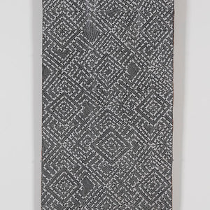  Garawan Waṉambi, Marraŋu (1337-18), 2018, Earth pigments on Stringybark, 106 x 51 cm